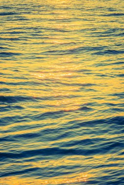 Deniz suyu üzerinde gündoğumu