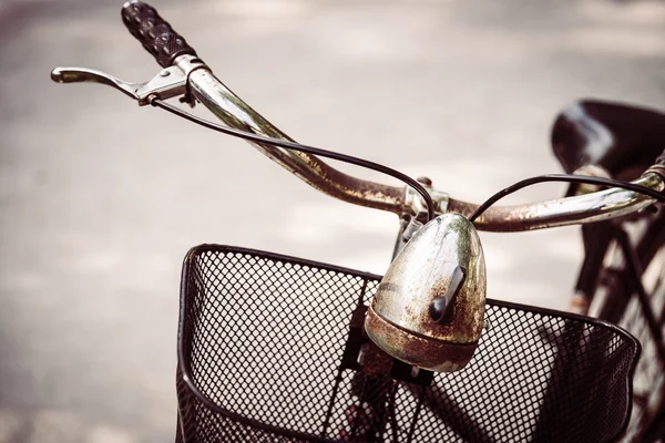 Vintage cykel utomhus — Stockfoto