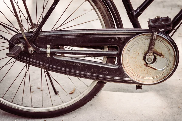 Vintage bicycle buiten — Stockfoto