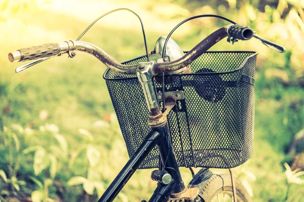 Vintage bicycle buiten — Stockfoto