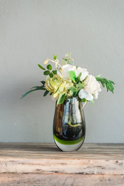 Vase mit schönen Blumen — Stockfoto