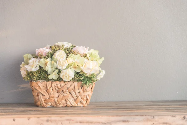 Vaas met bloemen op tafel — Stockfoto