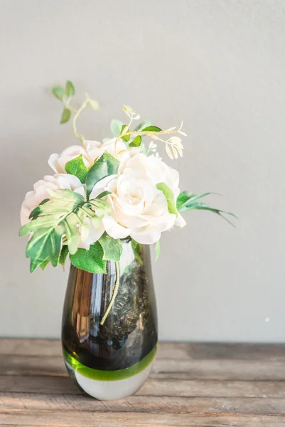 Vaas met bloemen op tafel — Stockfoto