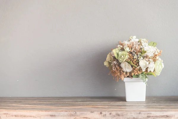 Vase avec des fleurs sur la table — Photo
