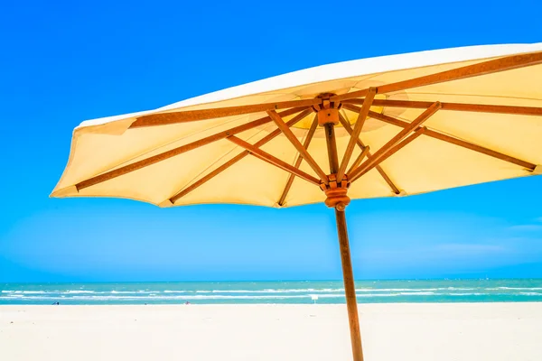 Parapluie chaise de plage — Photo