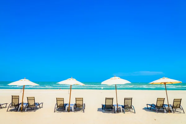 Guarda-chuva cadeira de praia — Fotografia de Stock