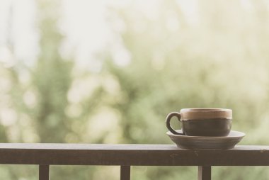 Balkonda kahve fincanı