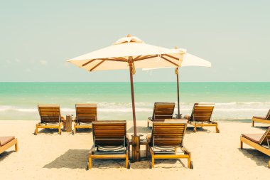 Tropik sahilde şezlong