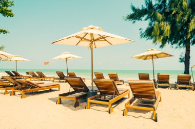 Tropik sahilde şezlong