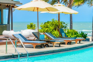 şezlong, şemsiye ve güneş