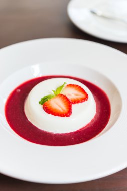 Panna cotta çilek