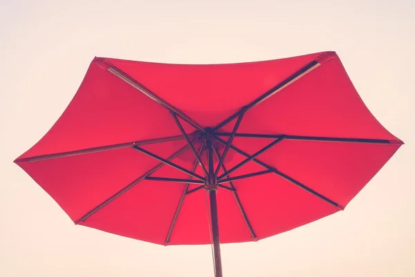 Parapluie rouge sur la plage — Photo