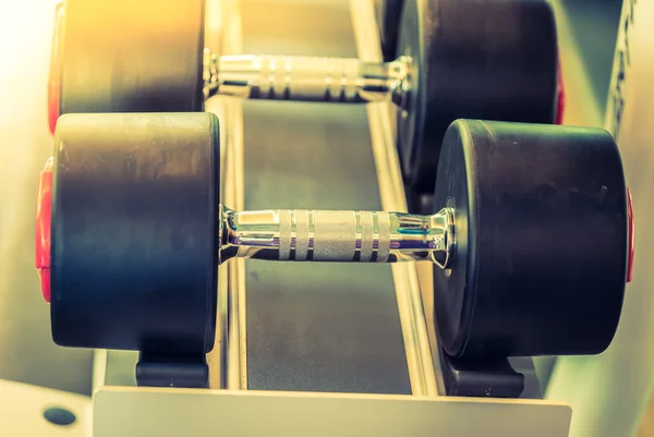 Due manubri in palestra — Foto Stock