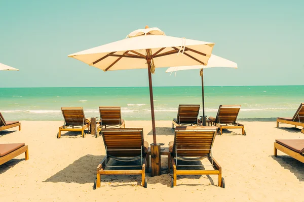 Solstolarna på tropical beach — Stockfoto