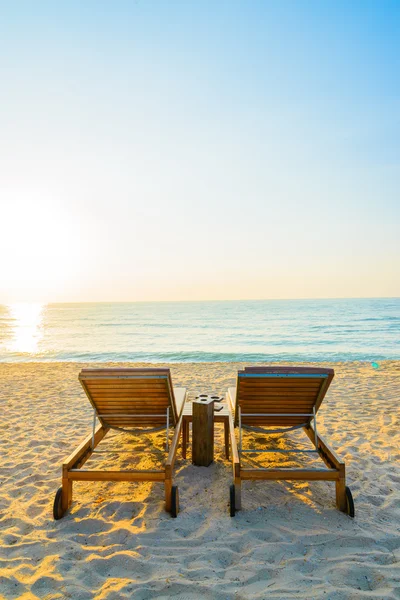 Lettino da spiaggia con parasole — Foto Stock