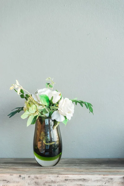 Винтажный цветок вазы — стоковое фото
