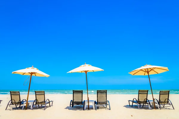 Parapluie chaise de plage — Photo