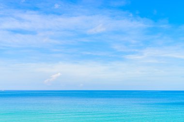 deniz ve mavi gökyüzü