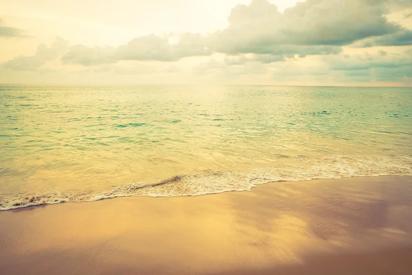 Пляж и морские волны — стоковое фото