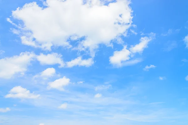 Chmura na błękitnym niebie — Zdjęcie stockowe