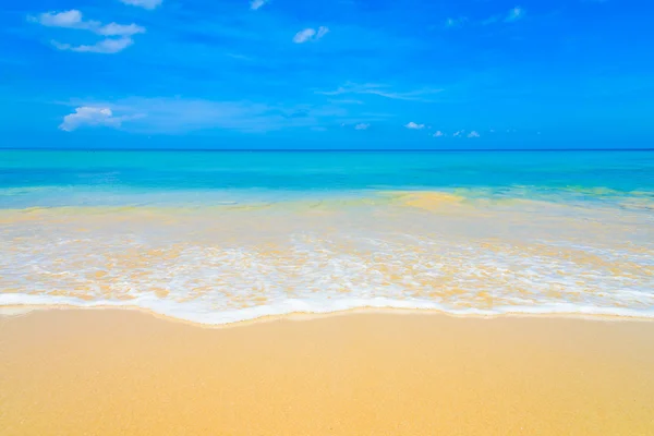 Spiaggia tropicale sul mare — Foto Stock