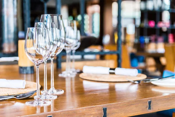 Verre à vin sur la table à manger au restaurant — Photo