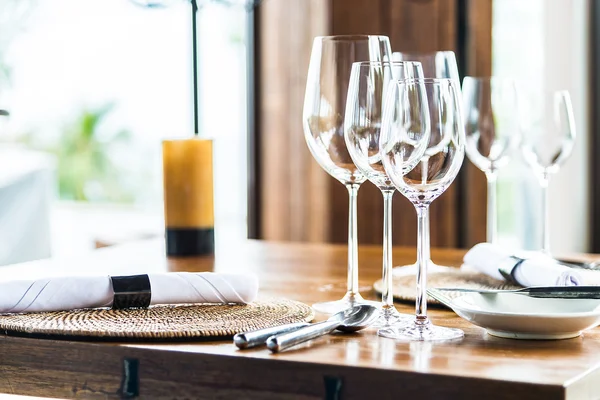 Copos de vinho na mesa de jantar no restaurante — Fotografia de Stock