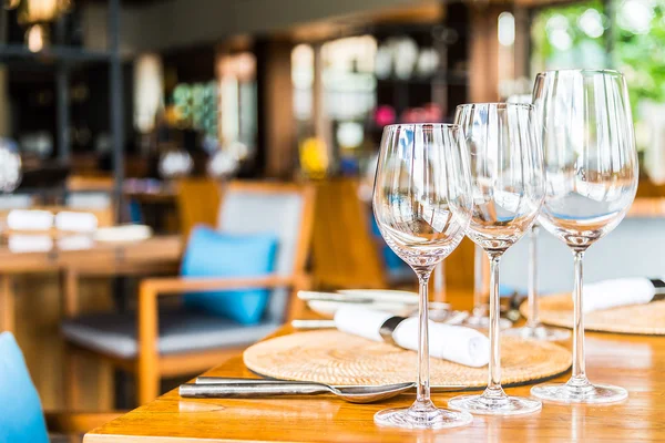 Wijnglas op eettafel in restaurant — Stockfoto