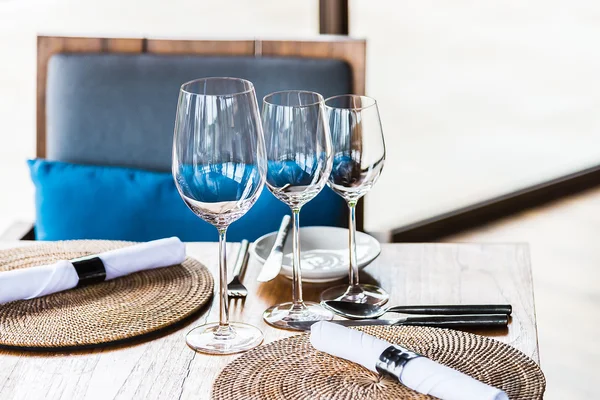 Copa de vino en mesa de comedor en restaurante — Foto de Stock