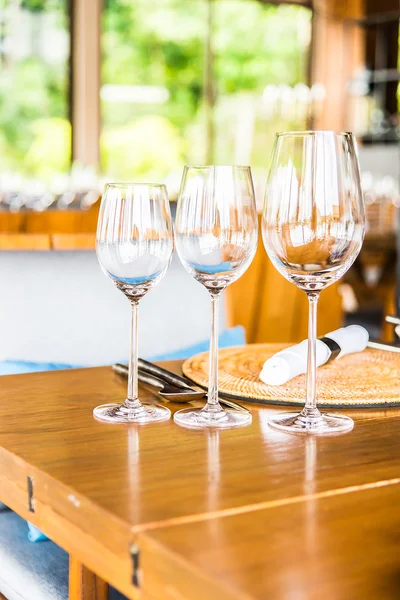 Verres à vin sur la table à manger au restaurant — Photo