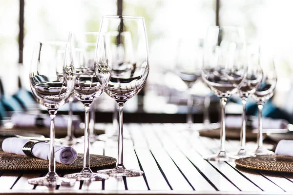 Copas de vino en mesa de comedor en restaurante — Foto de Stock