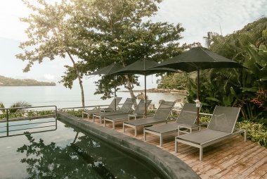 Otel havuzunda sandalye