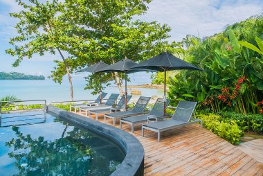 Otel havuzunda sandalye