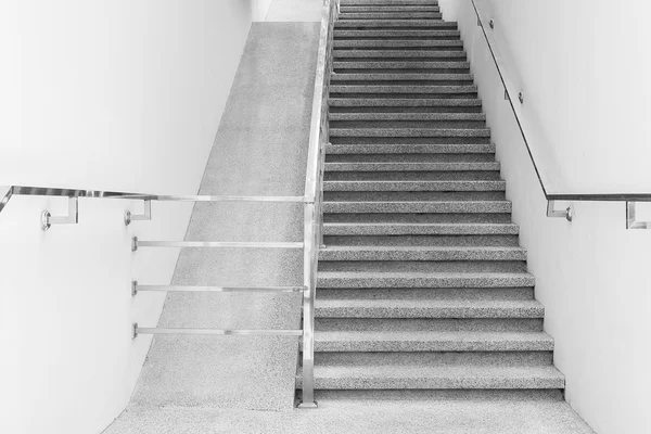 Betontreppe im Gebäude — Stockfoto