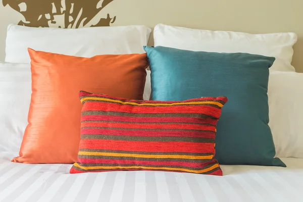 Almohada de cama en el dormitorio — Foto de Stock