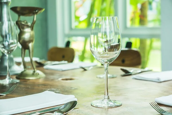 Copas de vino en la cena de mesa en restaurante — Foto de Stock