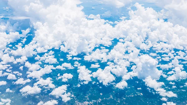 Bulutlar ve mavi gökyüzü — Stok fotoğraf