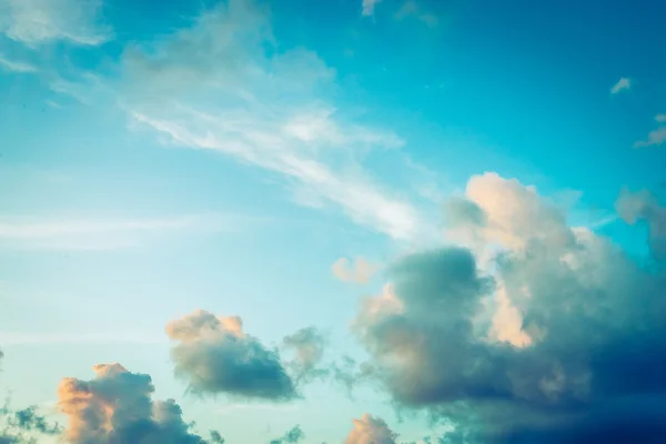 Zonsondergang tijd op wolken en lucht — Stockfoto