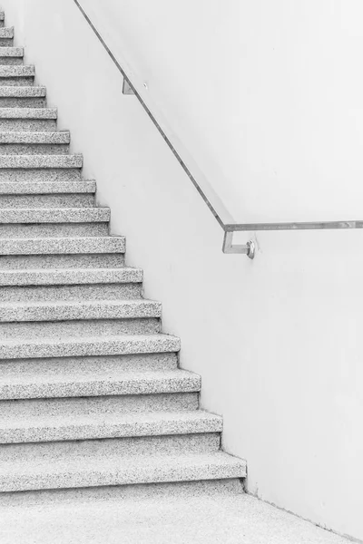 Betontreppe im Gebäude — Stockfoto