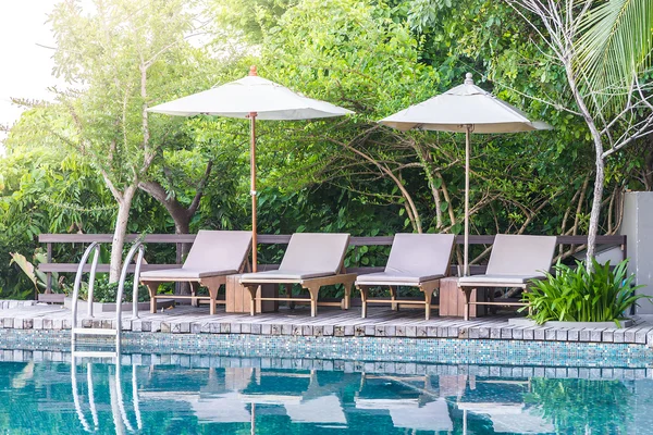 Resort medence napernyőkkel — Stock Fotó