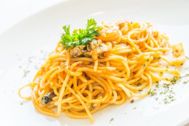 Acılı spagetti deniz ürünleri