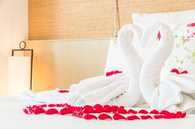 Havlu kuğular ve gül çiçek