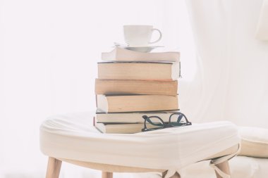 Kitap ve gözlük ile kahve fincanı