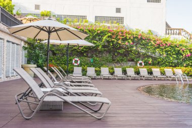 Havuzu sandalyeler dışında