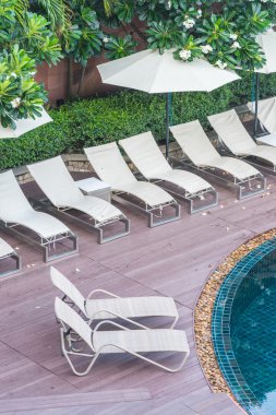 Havuzu sandalyeler dışında