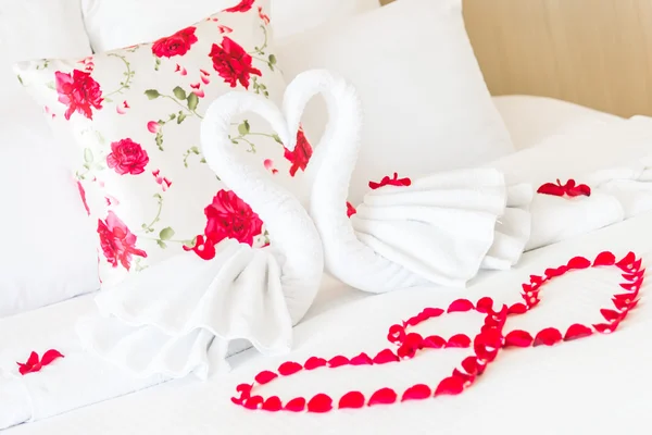 Asciugamano cigni e fiori di rosa — Foto Stock