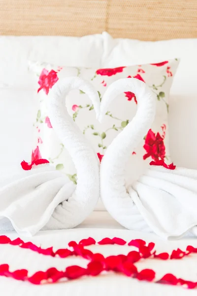 Cygnes serviettes et fleurs roses — Photo