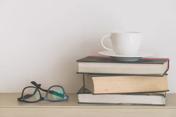 Tazza di caffè con libri e occhiali — Foto Stock