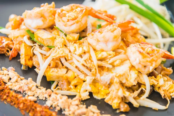 Thaise noedels met garnalen en groenten — Stockfoto