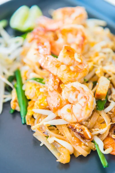 Thai noodles with shrimps and vegetable — Stock Photo, Image